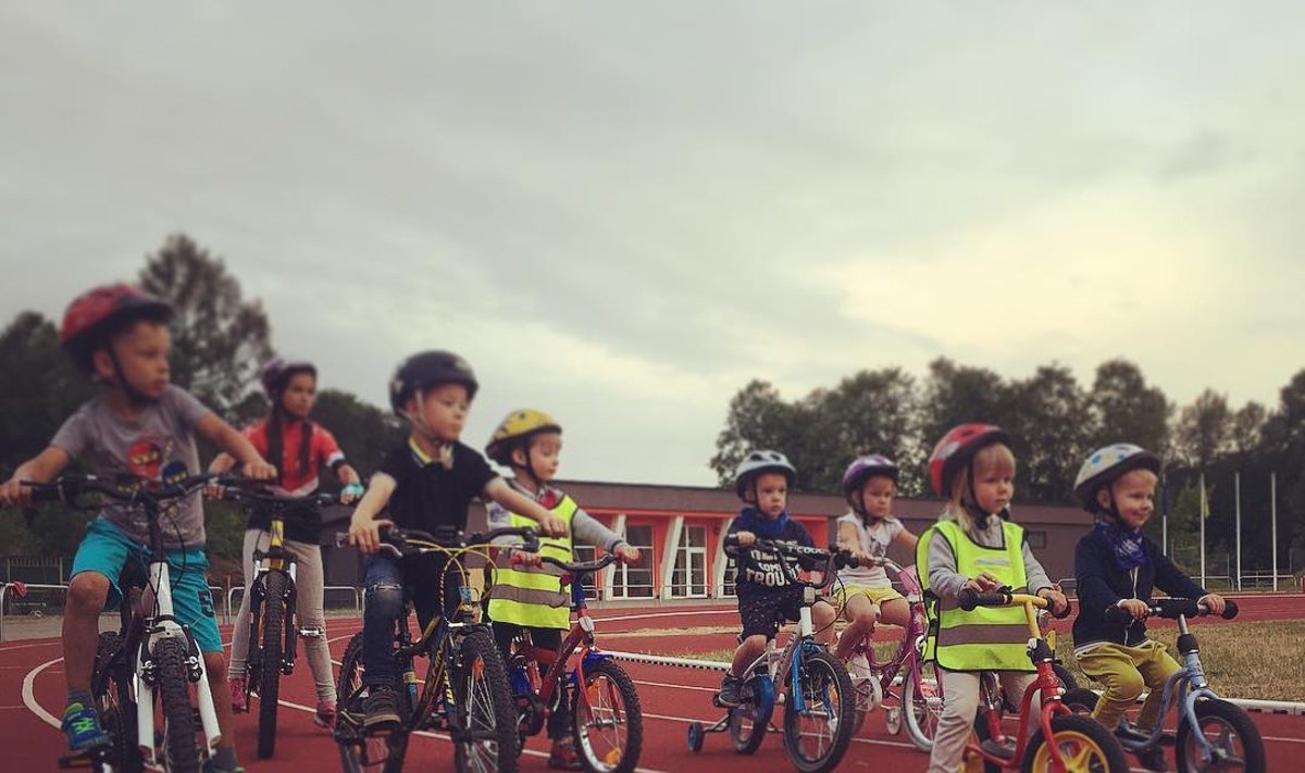 Vaikai mokosi važiuoti dviračiais