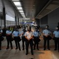 Honkonge po smurtinių protestų sustabdyti traukiniai į oro uostą