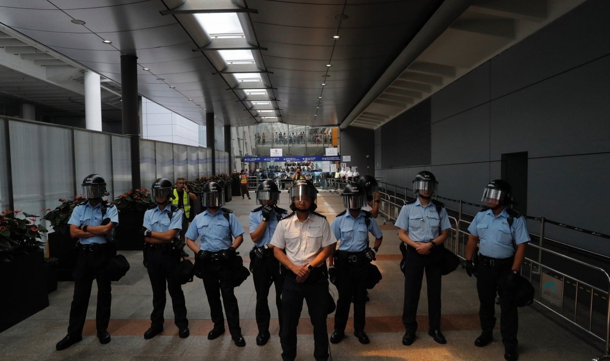 Honkonge po smurtinių protestų sustabdyti traukiniai į oro uostą