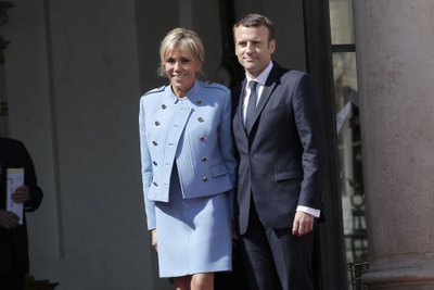 Brigitte Macron vilki „Louis Vuitton“ kostiumėlį
