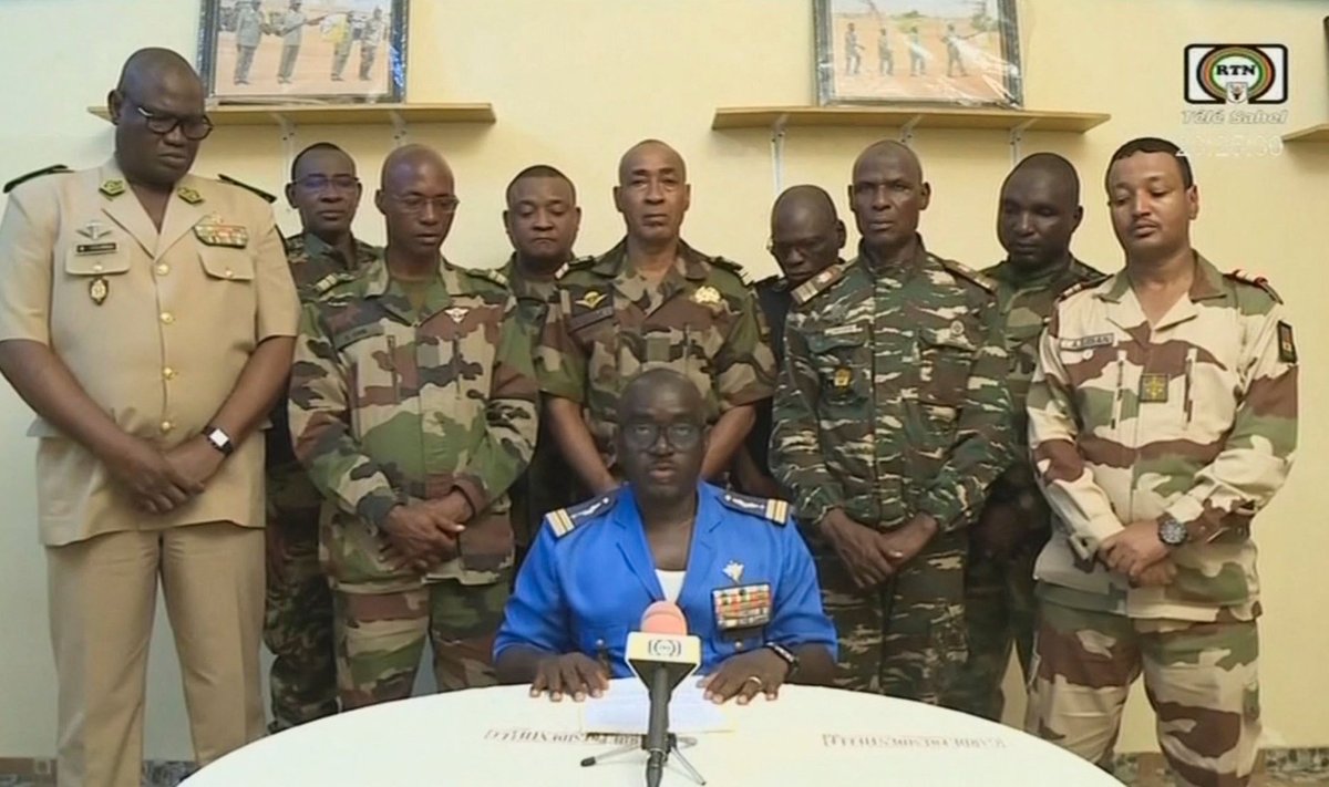Nigerio kariai skelbia nuvertę šalies prezidentą