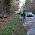Kelmės rajone nuo kelio nuvažiavo ir apsivertė automobilis: įvykio vietoje žuvo vairuotojas
