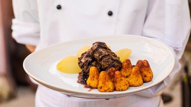 Vasaros eksperimentai kepsninėje: restorano „Lokys“ šefės kankorėžių sirupe marinuotos šernienos šašlyko receptas pagal dvariškas tradicijas