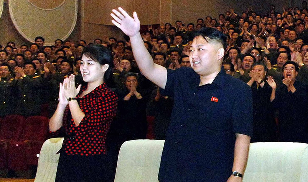 Kim Jong Unas (Kim Čen Unas) su žmona Ri Sol Ju (Li Sul Džu)