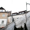 Vėtra gyventojų namams kaip reikiant pridarė bėdų: skaičiuoja beveik 50 tūkst. eurų vertės nuostolių