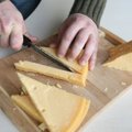 Kaip parduotuvės sūrių lentynoje išsirinkti tikrą sūrį, o ne pakaitalą?