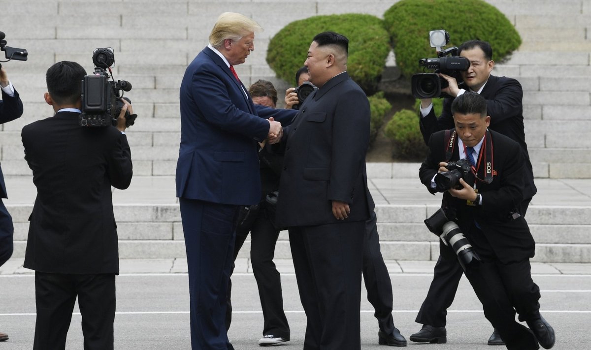 D. Trumpas susitiko su Kim Jong Unu