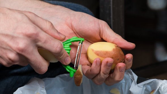 Ką daryti, kad nuskustos bulvės nepajuoduotų