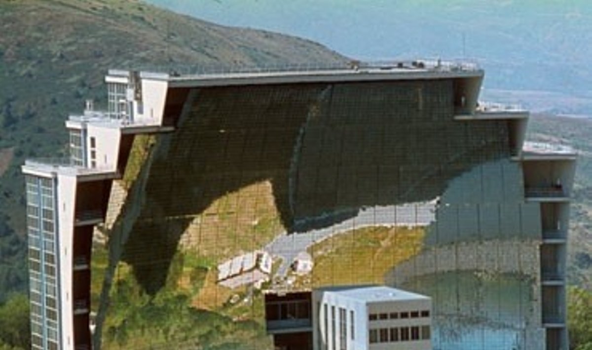 Eksperimentinis saulės baterijų generatorius Prancūzijos Pirėnų kalnų rytuose.