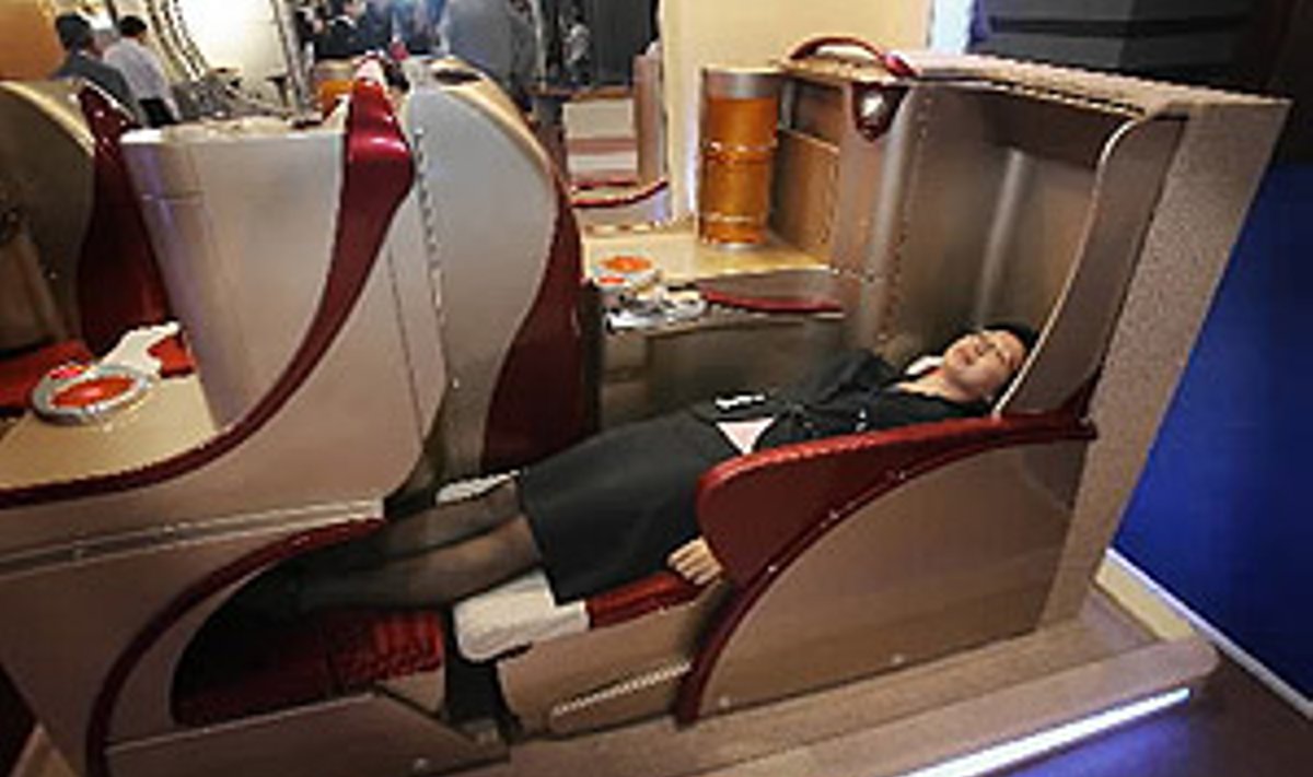 Lankytoja išbando naujausią verslo klasės keleivio sėdynę - lovą Honkonge vykstančioje parodoje.