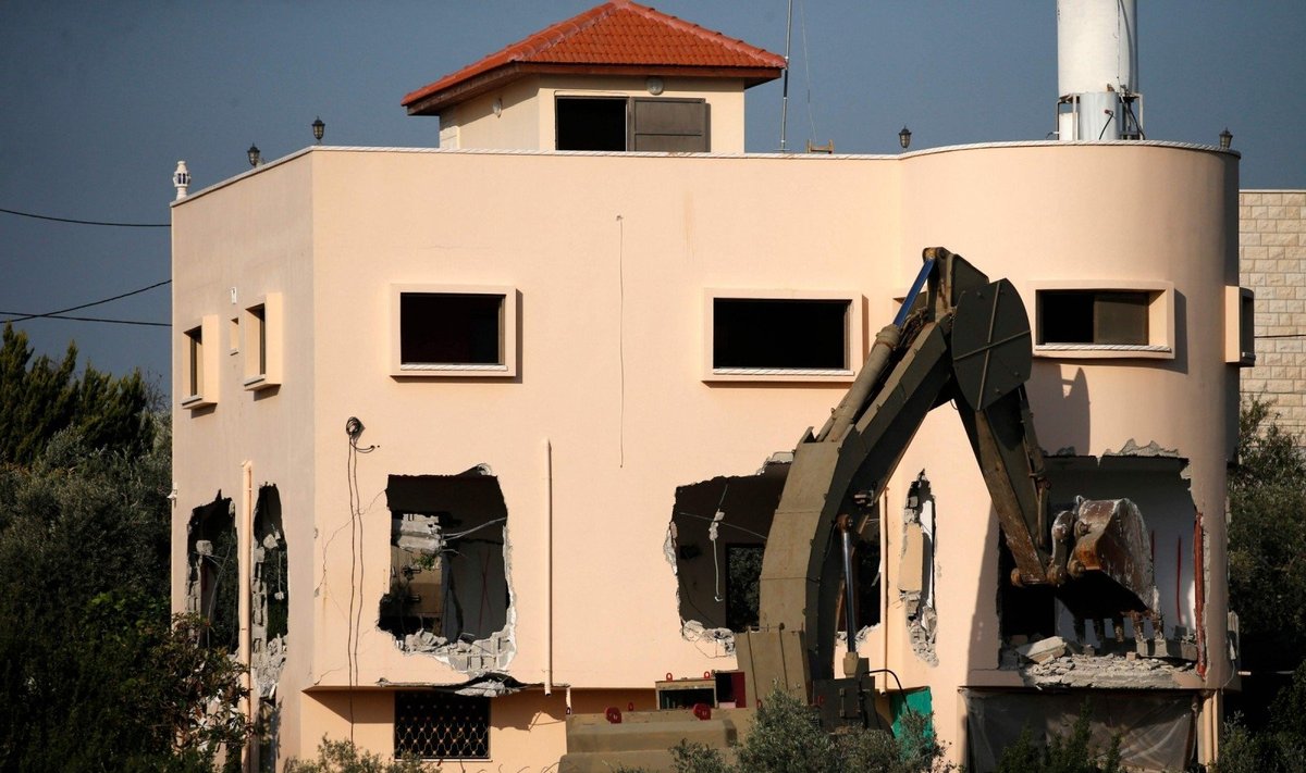 Izraelio kariuomenė nugriovė palestiniečio užpuoliko namus Vakarų Krante