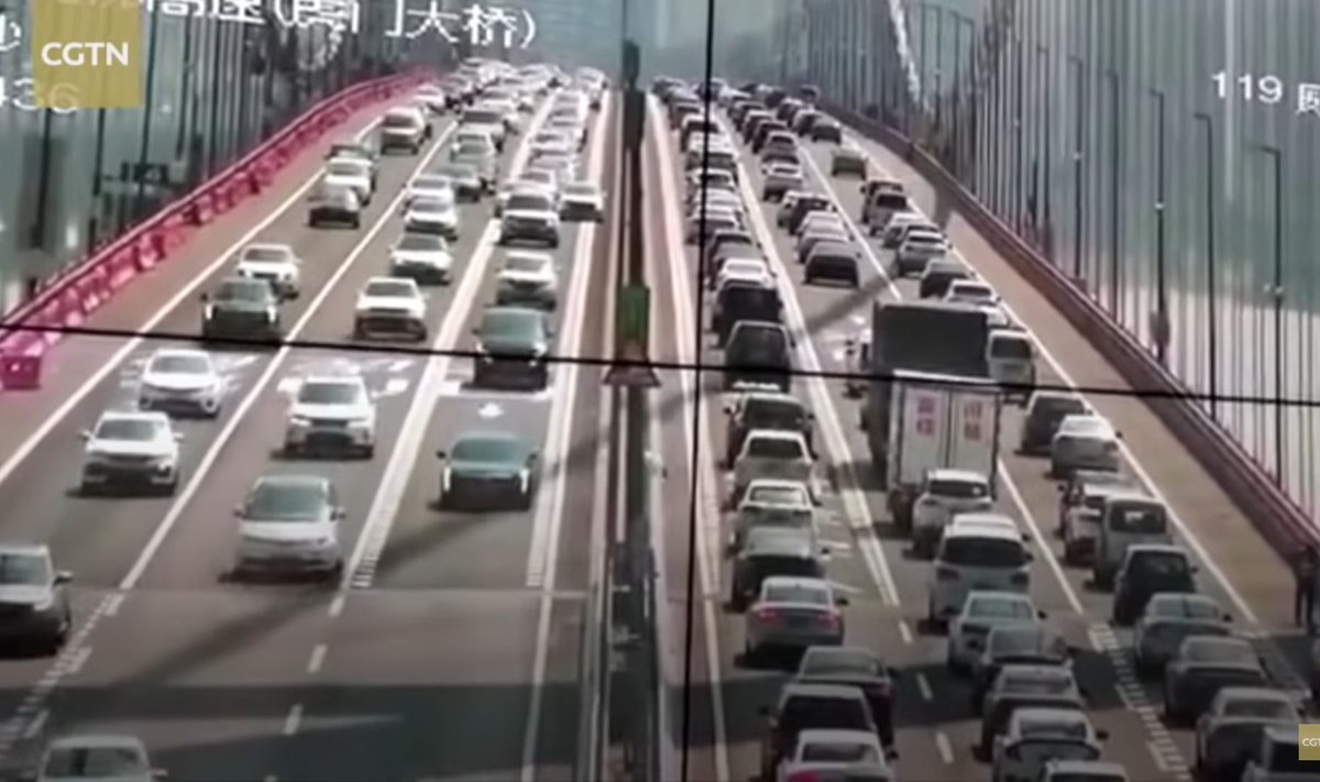 Tiltas Kinijoje pradėjo siūbuoti