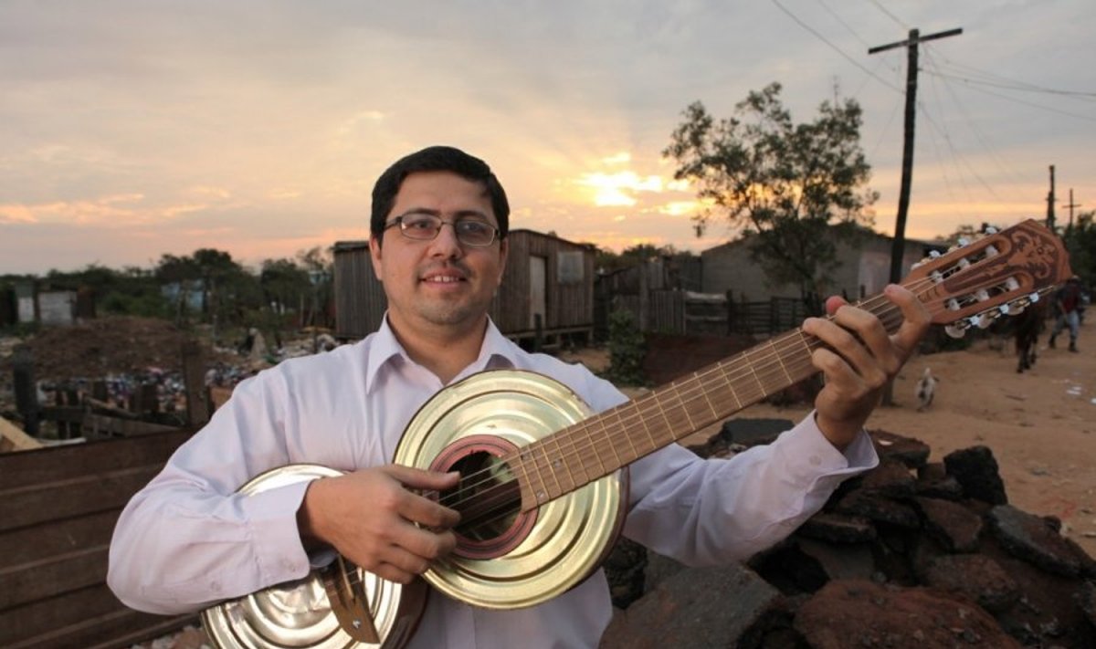 Favio Chávez- "Landfill Harmonic" orkestro vadovas / "Landfill Harmonic" nuotr. 