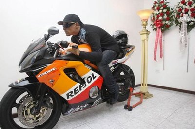 Davidas Moralesas ant savo motociklo