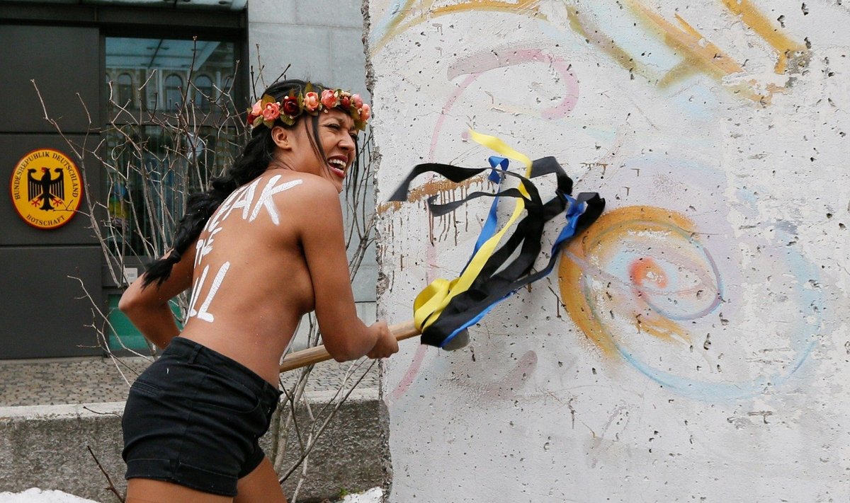 Femen išpuolis prie Vokietijos ambasados Ukrainoje