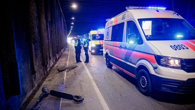 Girtas paspirtukininkas sukėlė masinę avariją tunelyje: sudaužytos trys mašinos