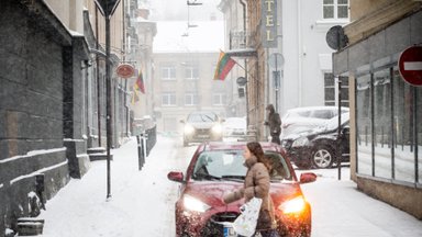 Kelininkai įspėja: dėl snygio ir plikledžio sudėtingos eismo sąlygos vakarų Lietuvoje