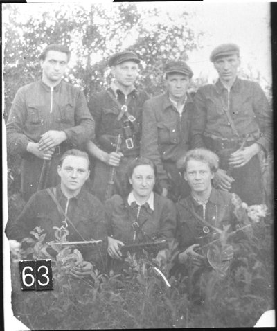  B. Juospaitis-Direktorius (stovi antras iš kairės) su partizanais. Fotografuota 1949-aisiais