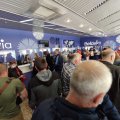 Prie „Belavia“ bilietų kasų nusidriekė milžiniškos eilės