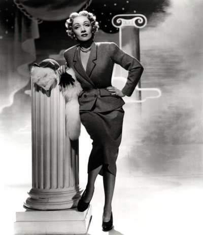 Marlene Dietrich dėvi Christian Dior