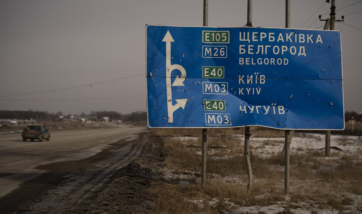 Apšaudytas kelio ženklas, nurodantis kryptį į Belgorodą