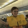 Filipinų stiuardesės skrydžio saugumo instruktažą pristato šokio ritmu