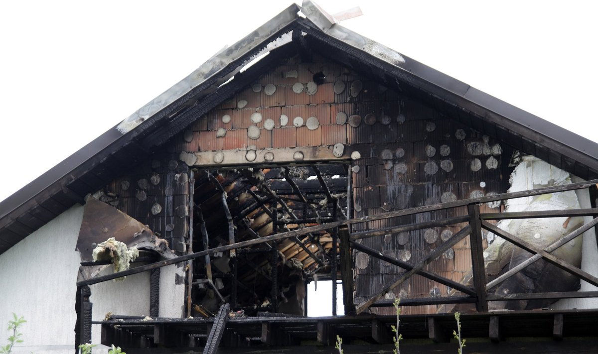 Tragedija Karmėlavoje: tėvas šovė į dukrą, jos draugą ir sudegino namą