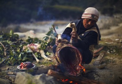 Pasiruošimas medaus kopimo procesui Nepalo aukštikalnėse - laužo uždegimas