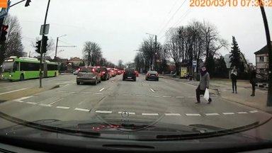 Kaune – bebaimis pėsčiasis: šešių juostų gatvę bandė įveikti skriejant automobiliams