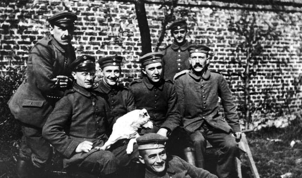A.Hitleris Pirmojo pasaulinio karo metu (sėdi pirmas iš dešinės)