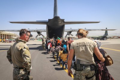 Lietuvių kariai padeda evakuotis afganistaniečiams iš Kabulo