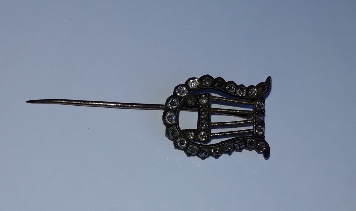Lyros formos deimantinė segė kaklaskarei Aleksandro Puškino dovana Adomui Mickevičiui. Iš Varšuvos literatūros A. Mickevičiaus muziejaus rinkinių