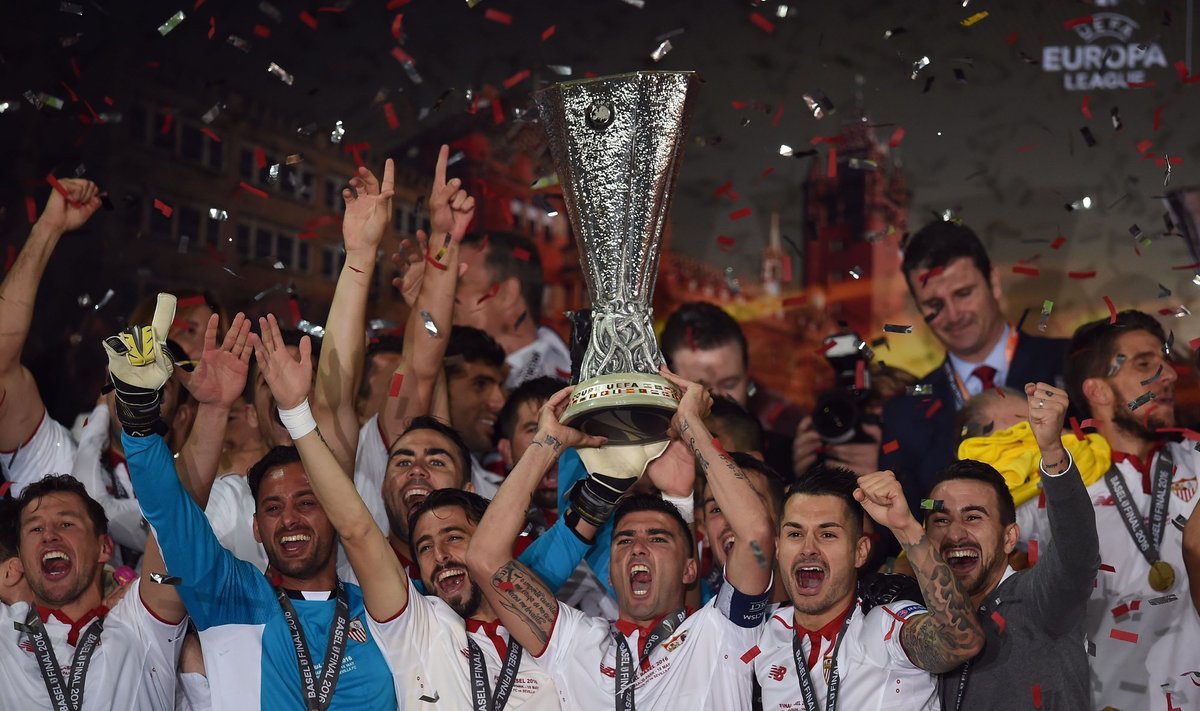 "Sevilla" futbolininkai su Europos lygos taure