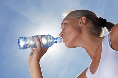 Mergina geria vandenį