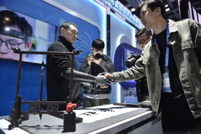 Bioninės rankos pristatytos parodoje Kinijoje.