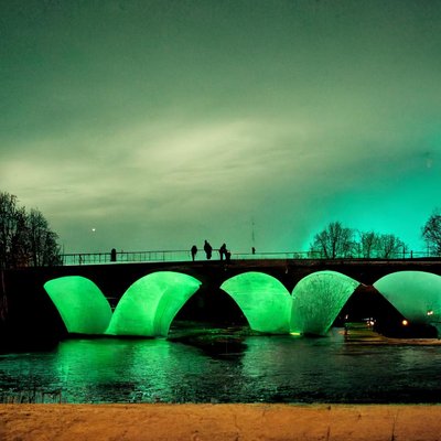 Midjourney programėlės sukurtas piešinys (#skulptūros ant žaliojo tilto # upė neris # miestas vilnius)