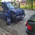 Neįtikėtina avarija Rokiškyje: į policijos sustabdytą „Audi“ įsirėžė mikroautobusas