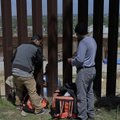 „Aš negaliu to sustabdyti“: Bidenas toliau statys sieną prie Meksikos