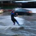 Po liūčių Maskvoje vandenlentininkai atlieka triukus gatvėse