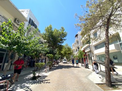 Tuščia Agios Nikoloas miestelio gatvė