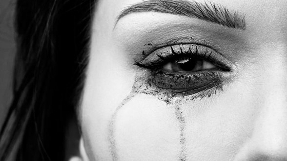 Liga kirto netikėtai: mergina pradėjo verkti tikro kraujo ašaromis