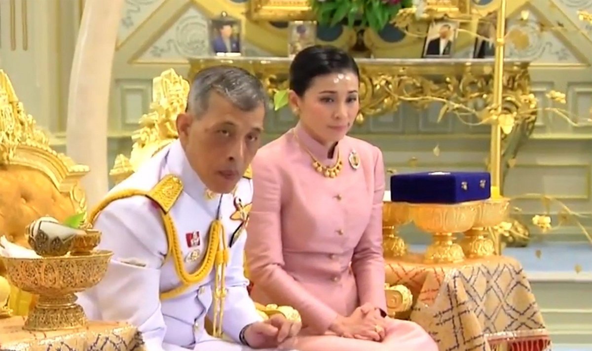 Karalius Maha Vajiralongkornas ir jo žmona Suthida 