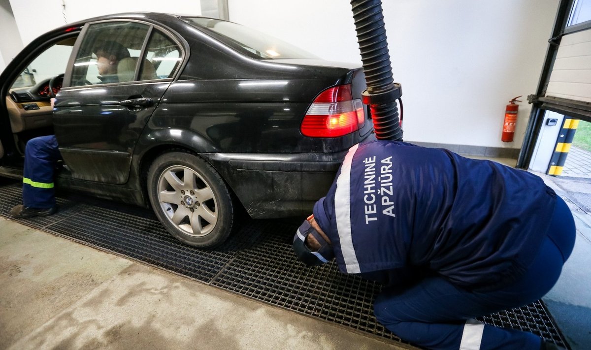 Parodė, kaip sumažino dūmingumą BMW, kuris vos įveikė techninę apžiūrą