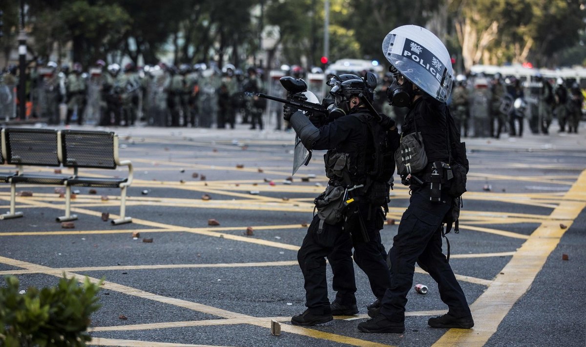 Honkongo policija vaiko protestuotojus