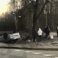 Alytaus r. nuo kelio nuskriejo ir apvirto automobilis: nukentėjo baltarusiai – moteris ir nepilnametis