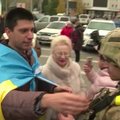 Chersoną išvadavusius Ukrainos karius šlovina gyventojai, savanoriai atgabeno humanitarinės pagalbos