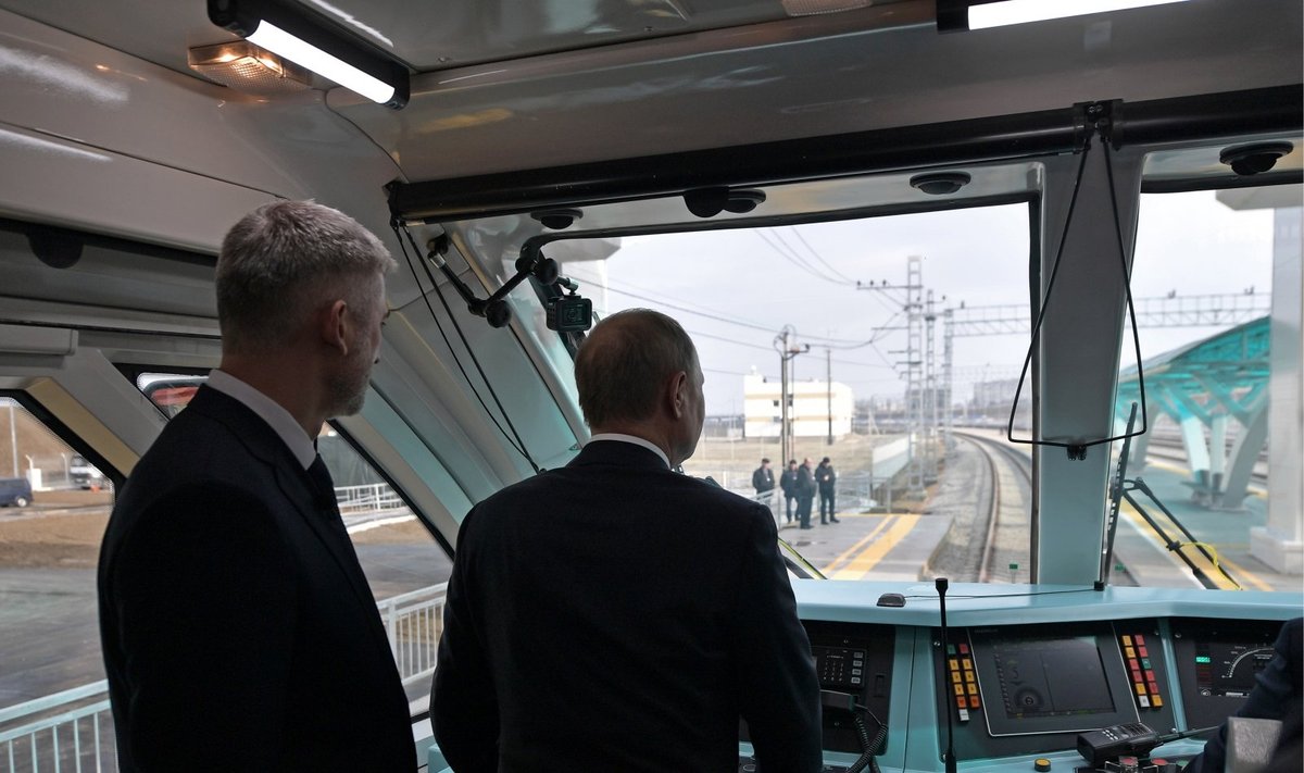 Putinas atidarė geležinkelio liniją ginčytinu Krymo tiltu