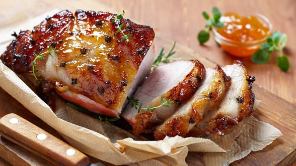 Kaip iškepti mėsą, kad ši būtų sultinga: 4 gardaus kumpio receptai
