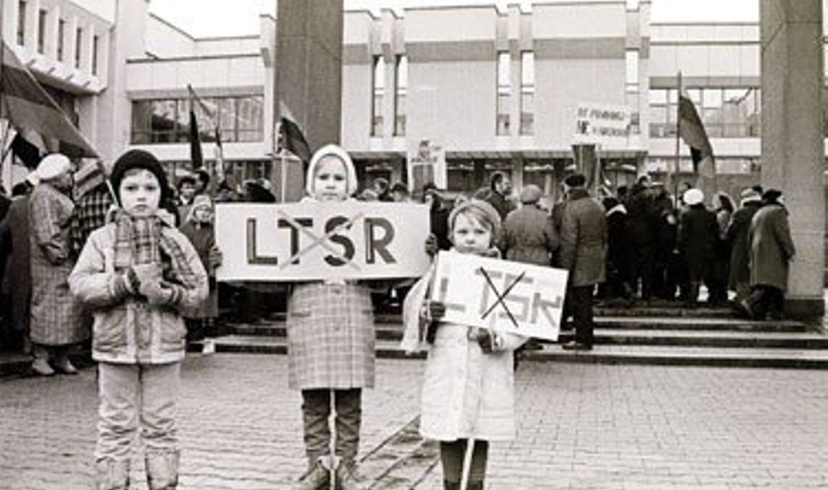 ARCHYVAS. 1990 m. kovo 11-ąją pritarti Lietuvos Nepriklausomos valstybės atkūrimo aktui vilniečiai susirinko į mitingą Nepriklausomybės aikštėje. 