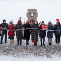 Rusijoje protestuodamos moterys Valentino dienos proga formavo žmonių grandines